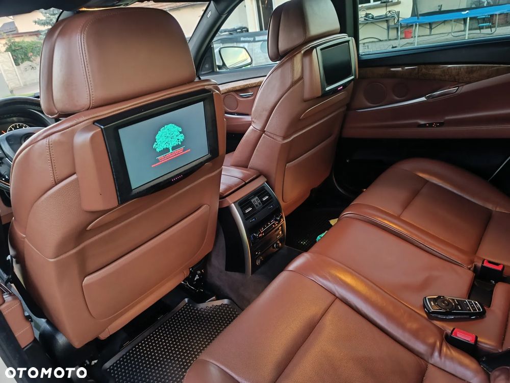BMW Seria 5 550i - 35