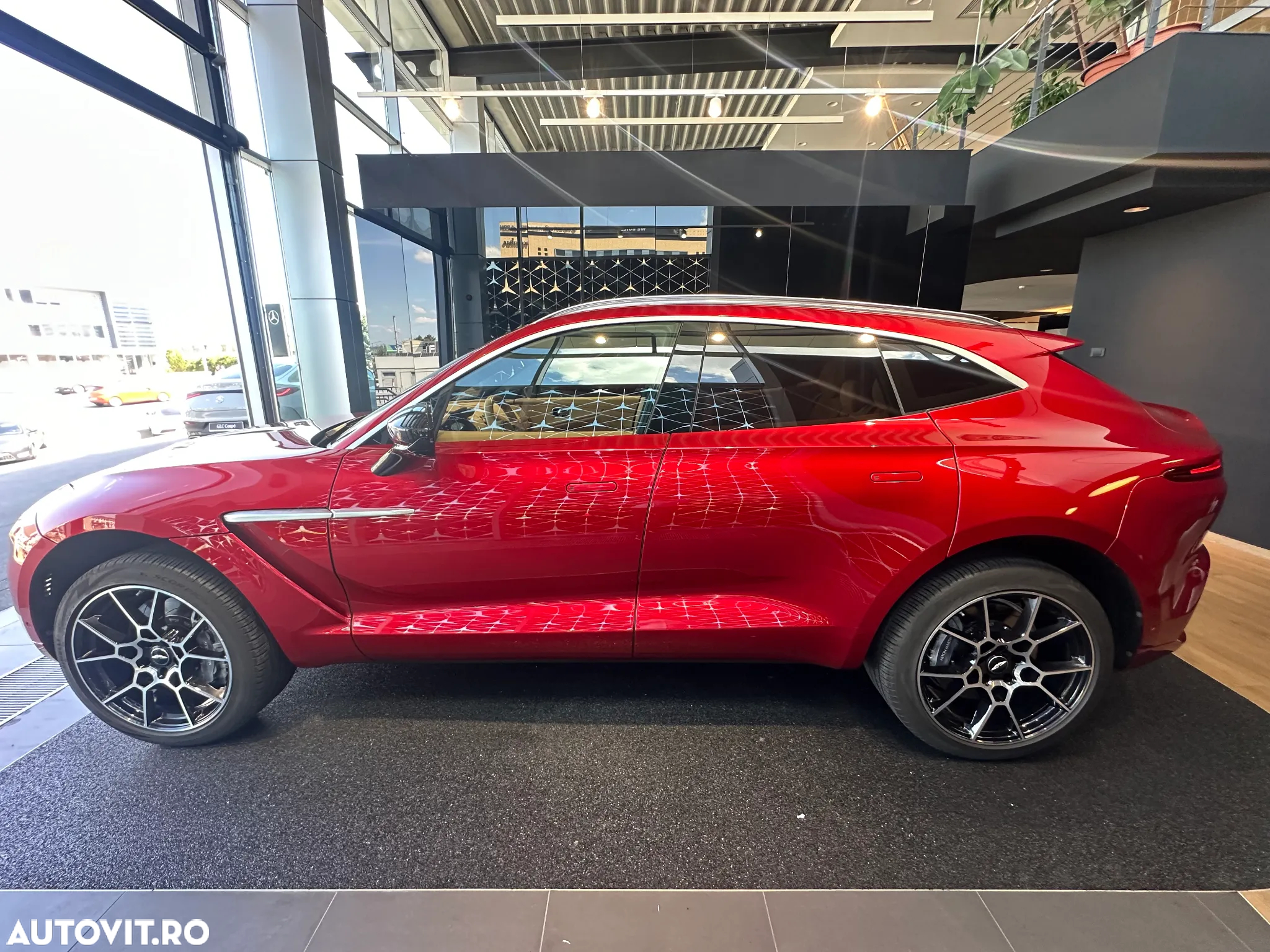 Aston Martin DBX - 6