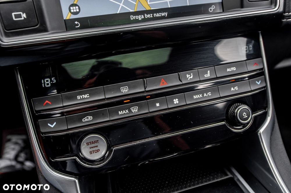 Jaguar XE - 37