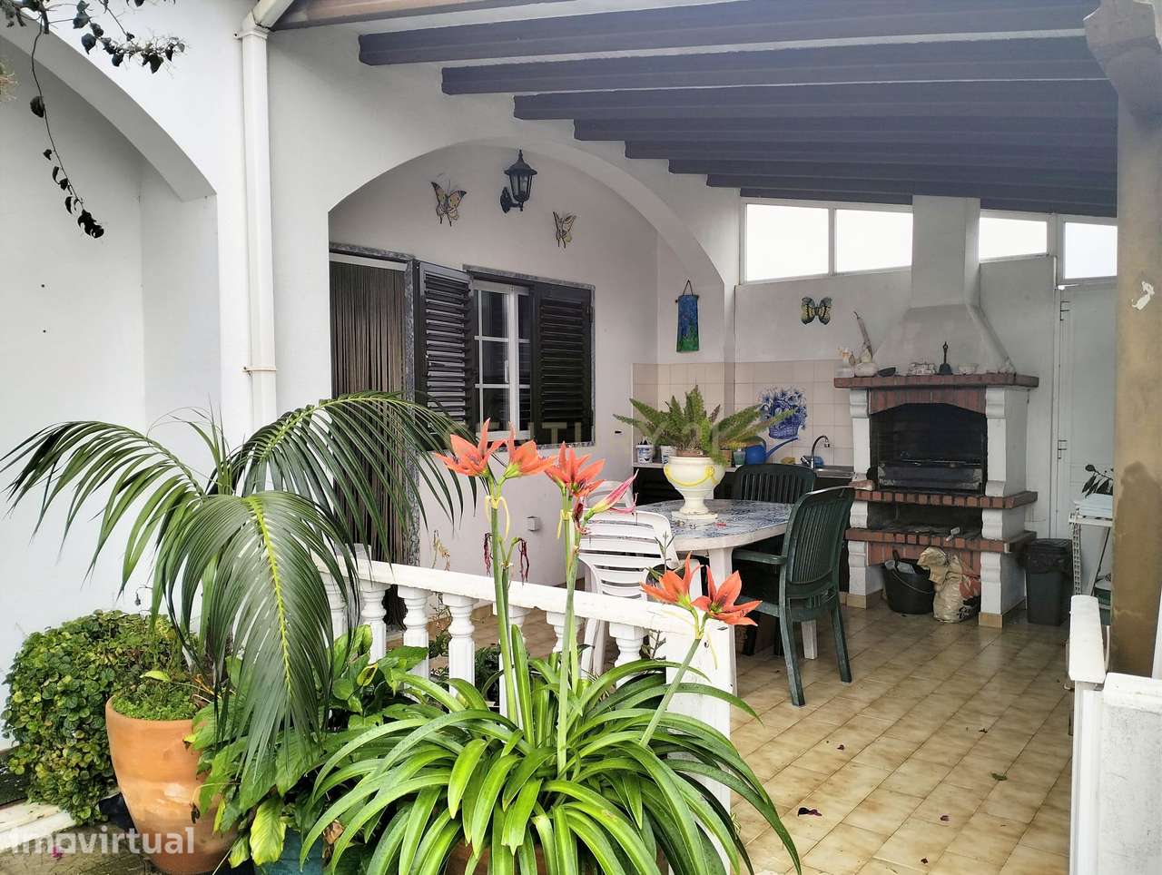 Prédio de dois pisos, com Habitação, Comércio, Alojamento Local a 5 mi - Grande imagem: 3/34