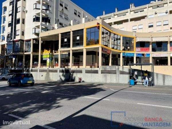 Loja com 98m², localizada no Centro Comercial Fontedeira, em Portal... - Grande imagem: 3/26