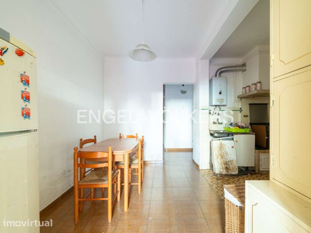 Apartamento para remodelação com estacionamento no Areeiro - Grande imagem: 5/25