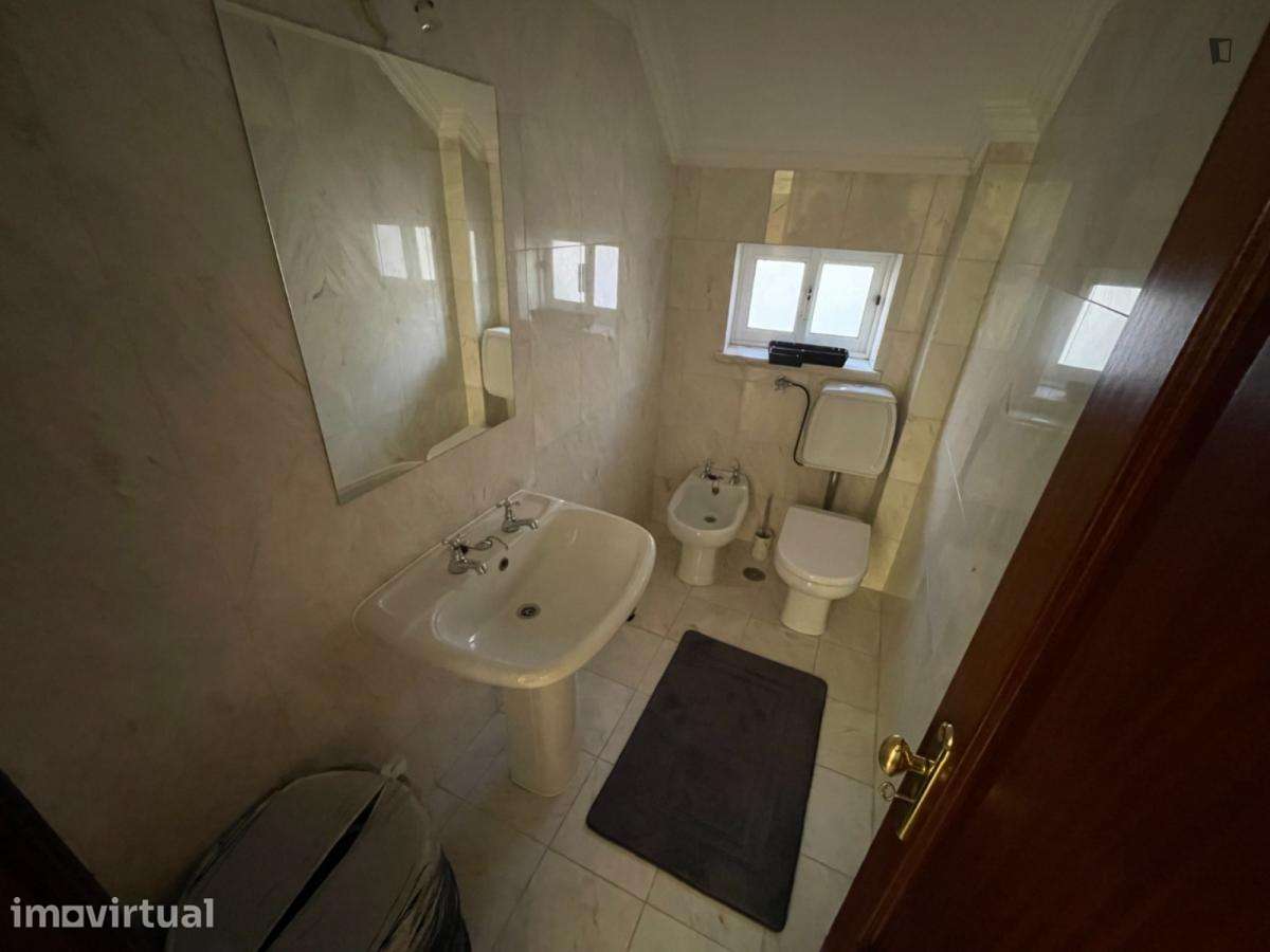 Quarto - localizado em Lisbon - Grande imagem: 3/27