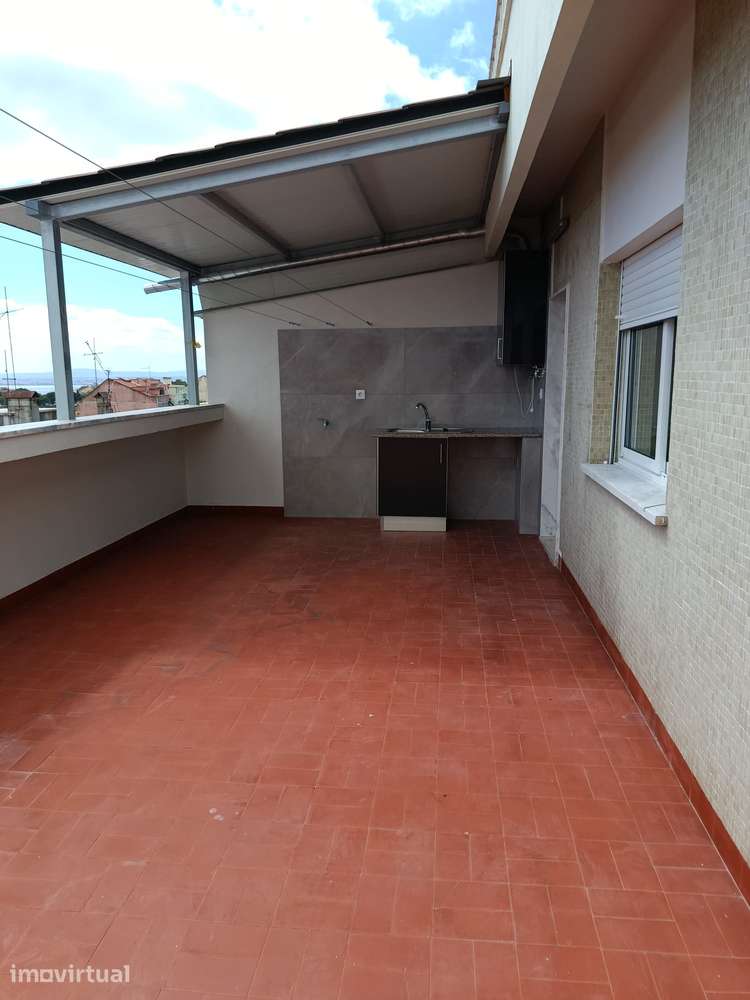 T2 PENTHOUSE ao metro de Alameda e Olaias - Grande imagem: 3/29