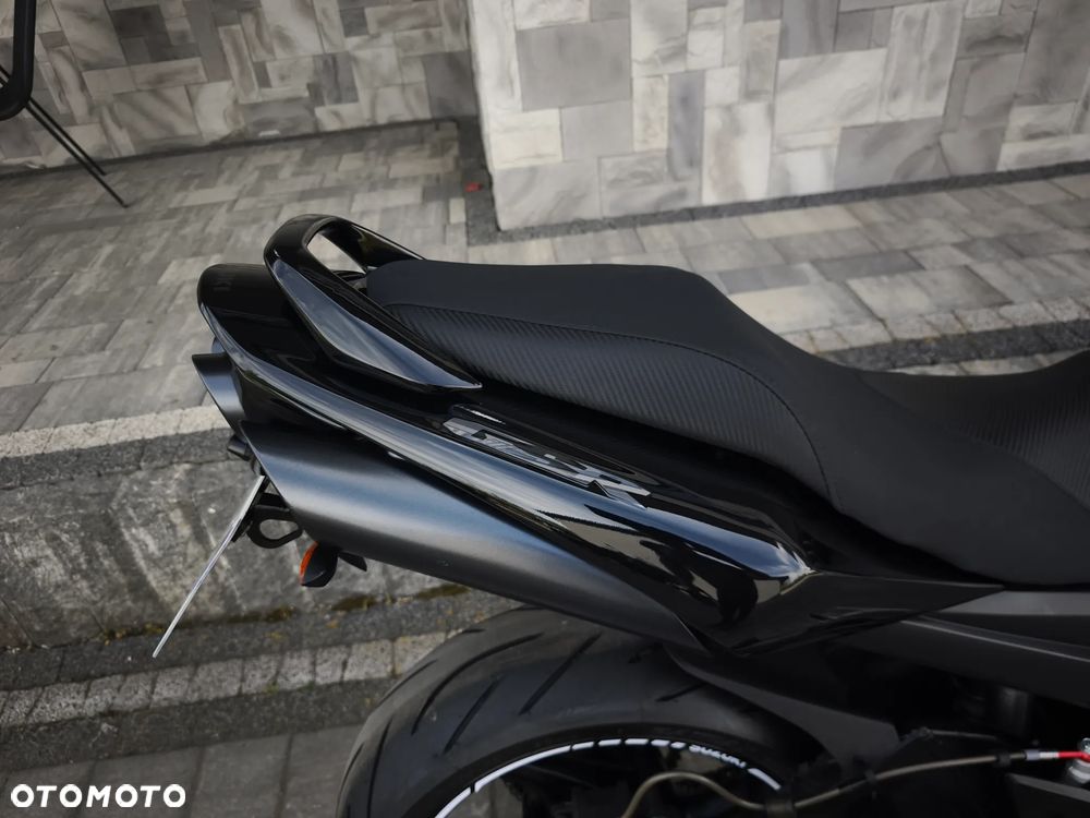 Suzuki GSR - 6