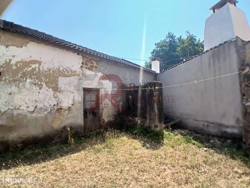 Moradia T2 para Recuperar com Terreno e Arrecadação em Caldas da Ra... - Grande imagem: 2/10