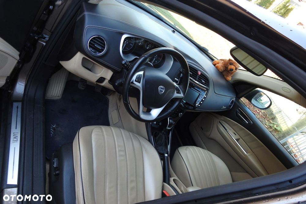 Lancia Delta 1.9 Multijet Twinturbo Executive - 16