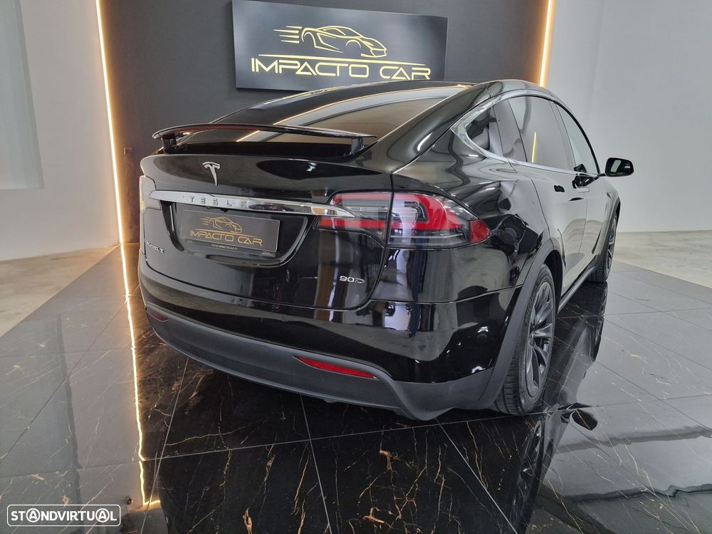 Tesla Model X 90D - 28