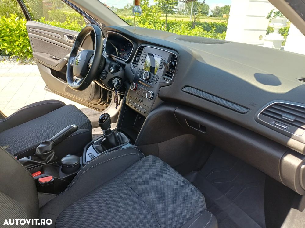 Renault Megane TCE 140 Equilibre - 8