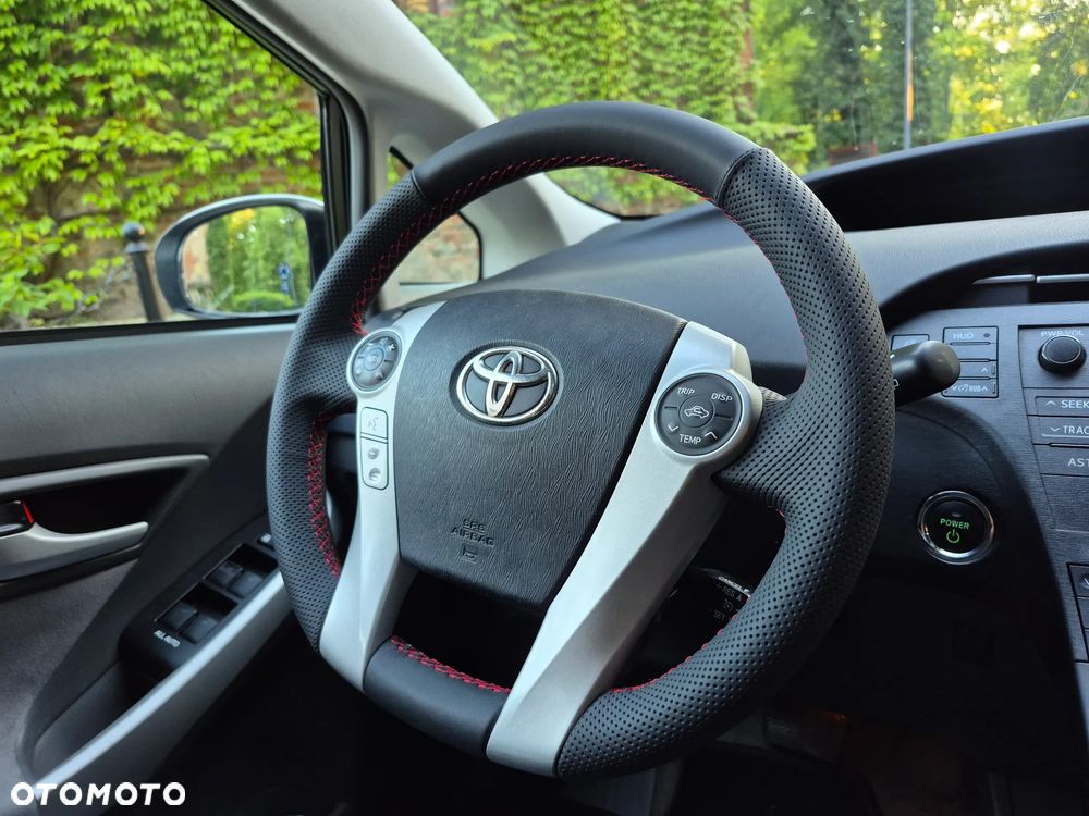 Toyota Prius (Hybrid) Executive - 25