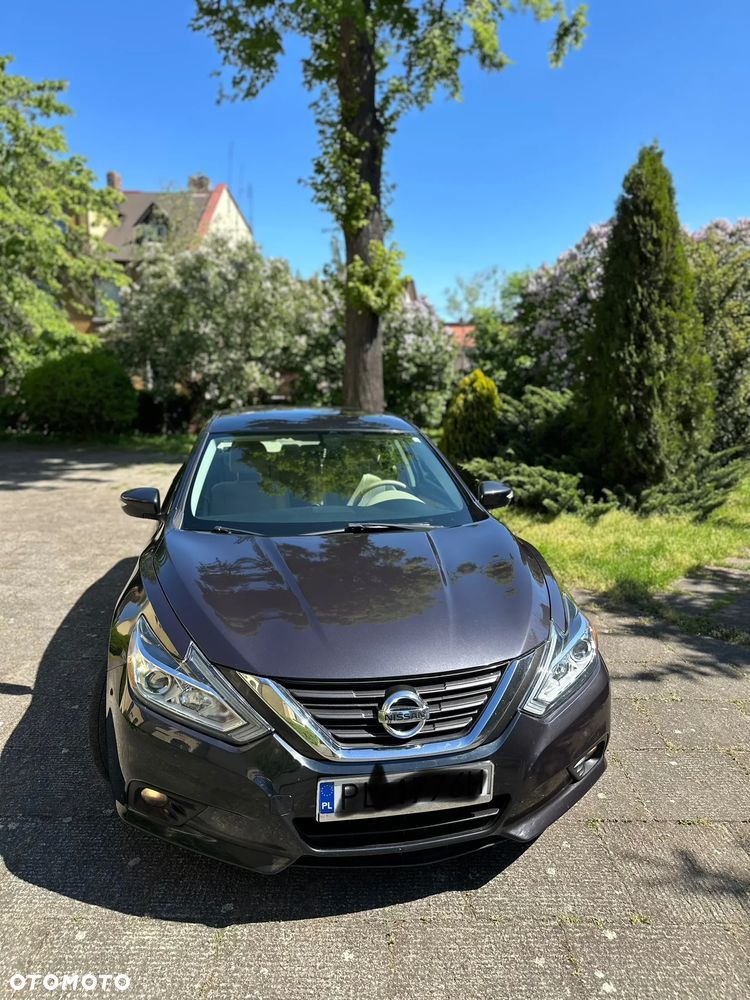 Nissan Altima - 1