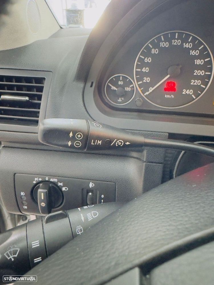 Mercedes-Benz A 200 Elegance Automatic - 22