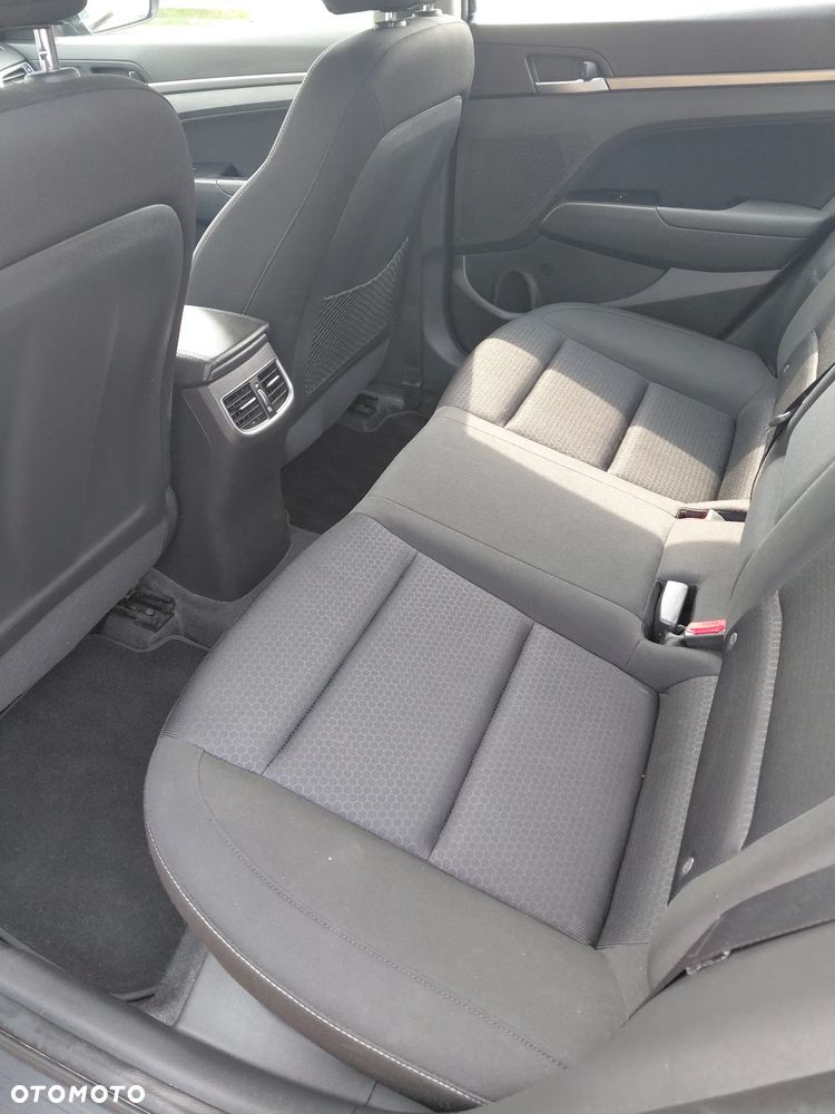 Hyundai Elantra 1.6 Style - 12