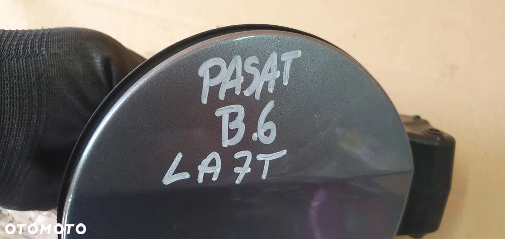 Klapka wlewu paliwa VW Passat B6 LA7T 3C9809857 - 9