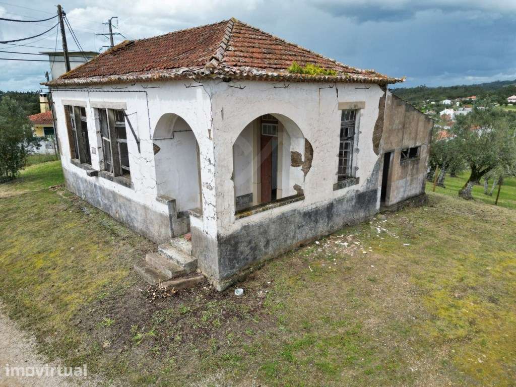 Antiga Escola Primária com projeto aprovado para moradia T2+1 em Tomar - Grande imagem: 3/22