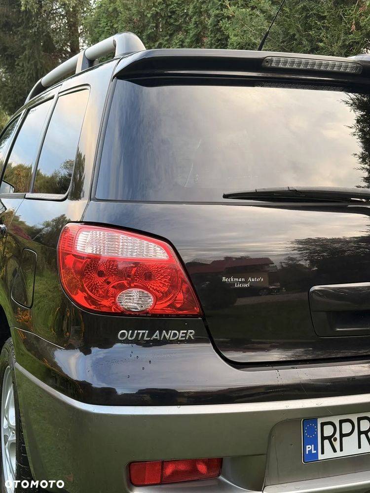 Mitsubishi Outlander 2.0 Intense DAKAR - 24