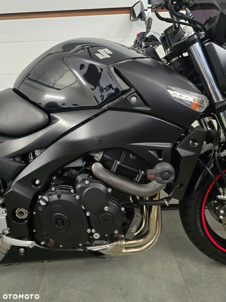 Suzuki GSR - 6