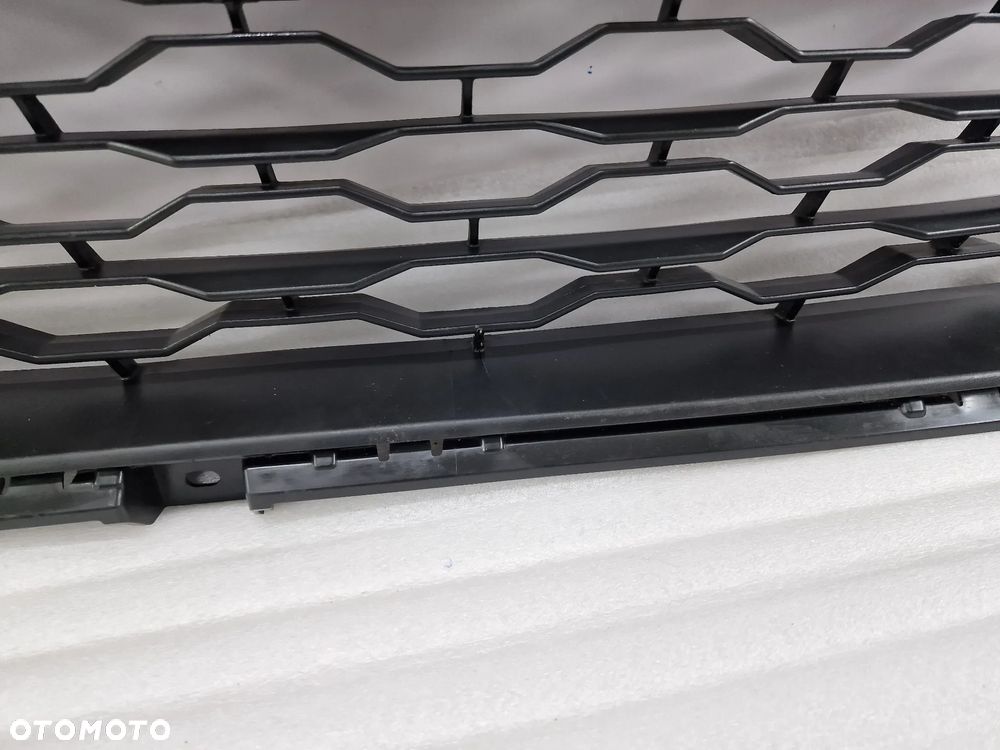 MITSUBISHI L200 19- KRATKA ŚRODKOWA ZDERZAKA PRZEDNIEGO PRZÓD , NR 6402A515 / 6402A536 / 6402A534 / 6402A535 , NR AUKCJI KR349 - 6