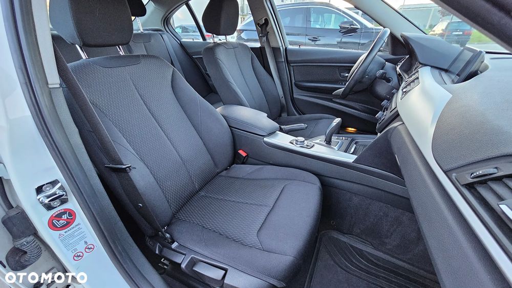 BMW Seria 3 320i - 13