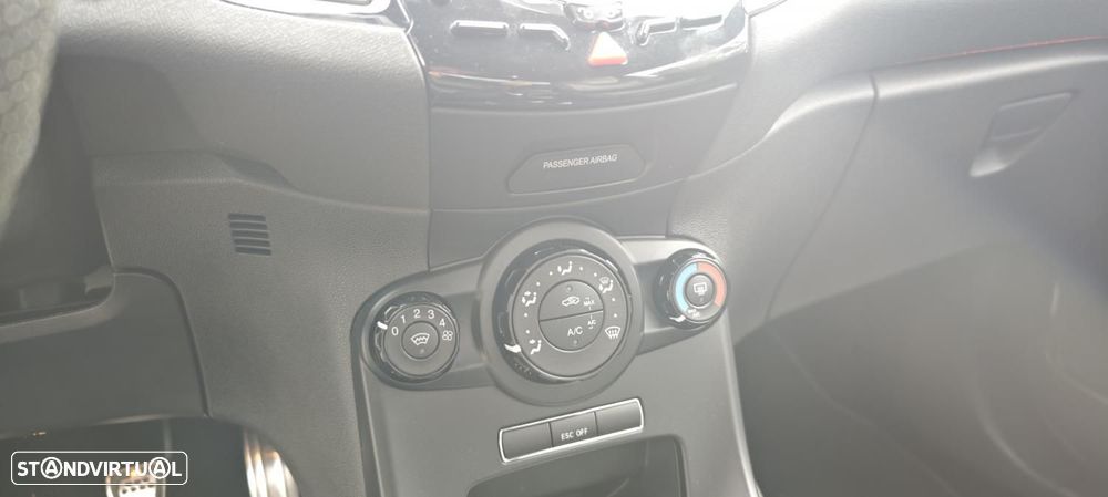 Ford Fiesta 1.6 T ST - 36