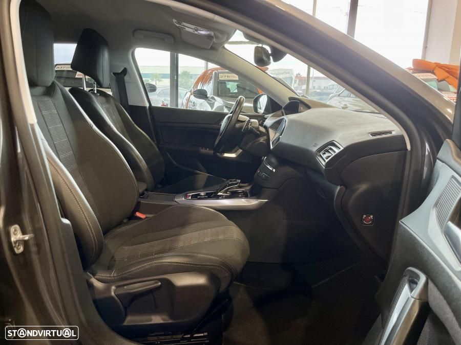 Peugeot 308 SW 1.2 PureTech Allure Pack EAT8 — fotografia 28