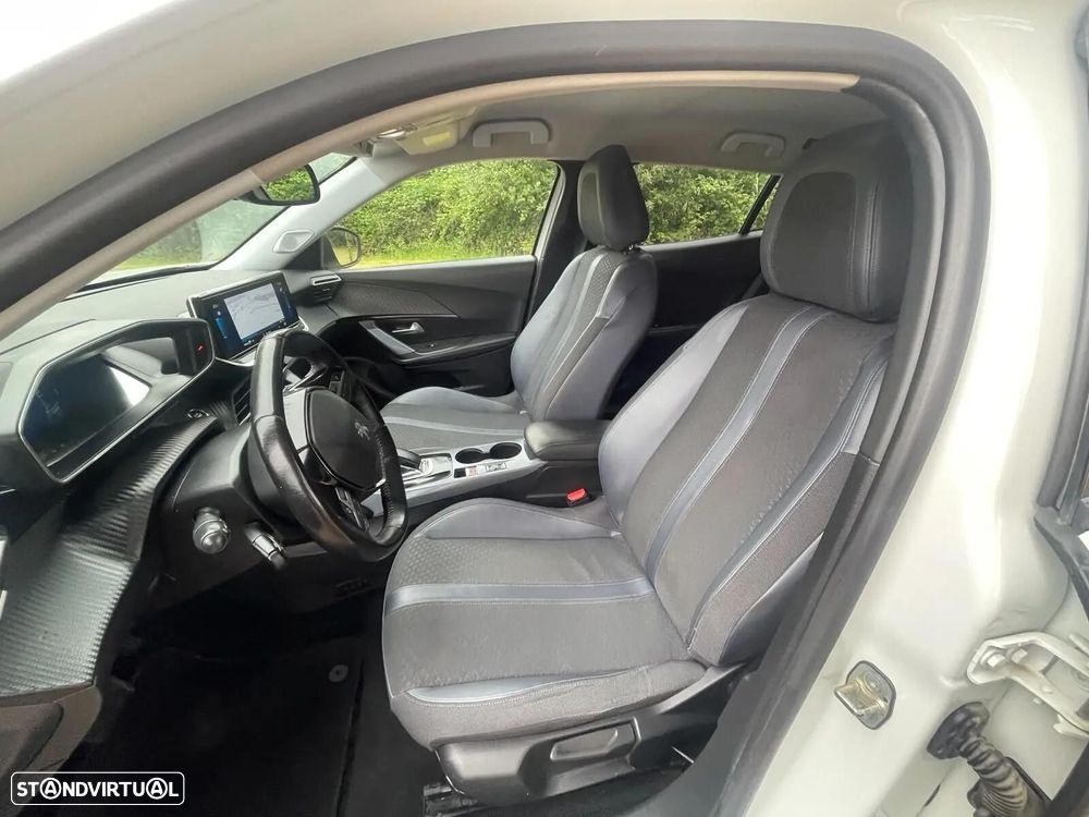 Peugeot e-2008 Allure - 12