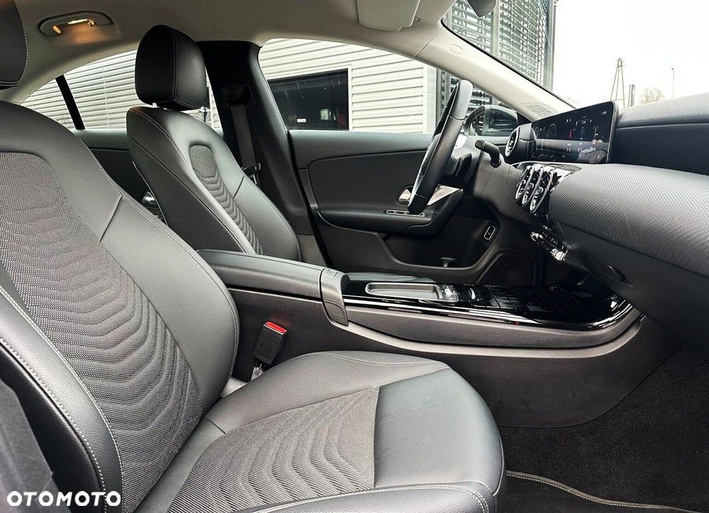 Mercedes-Benz CLA 200 Progressive 7G-DCT - 13