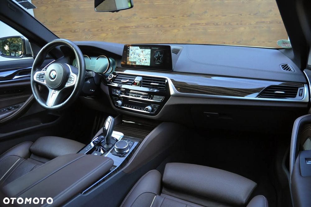 BMW Seria 5 M550i xDrive sport - 24