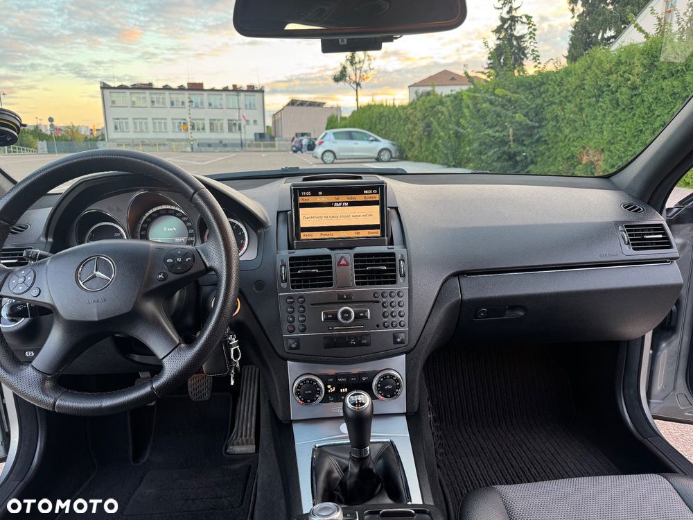 Mercedes-Benz Klasa C 200 CGI BlueEff Avantgarde - 15