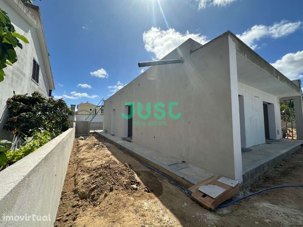 Moradia terréa, isolada, T3+1 com 2 suítes e piscina em Fernão Ferro - Grande imagem: 2/16