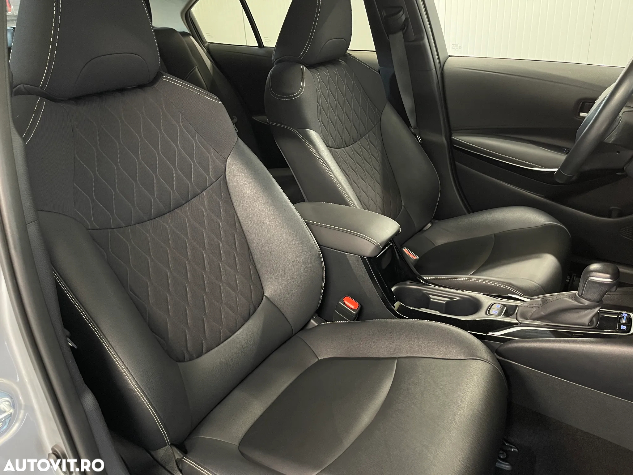 Toyota Corolla Sedan 1.8 HEV Exclusive - 9