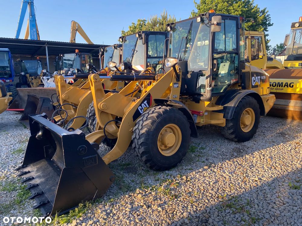 Caterpillar CAT 907M, 3400 MTH, ŁYŻKA OTWIERANA + WIDŁY, z NIEMIEC, SUPER STAN, - 1