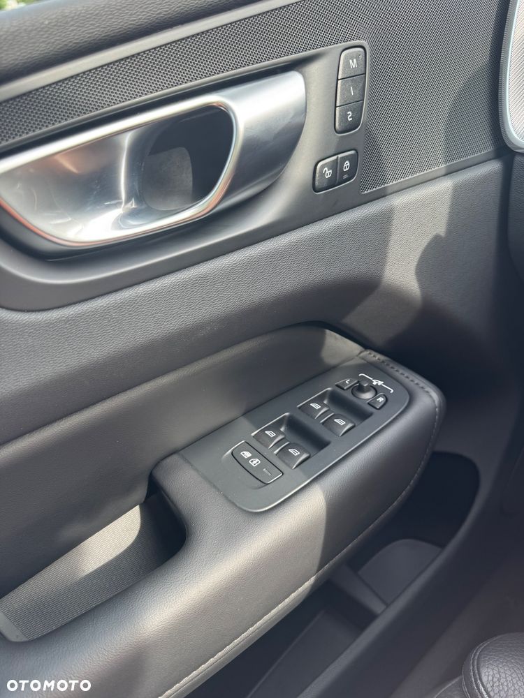 Volvo XC 60 B4 D AWD Plus Dark - 12