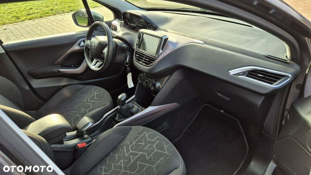 Peugeot 2008 1.2 Pure Tech Signature - 11