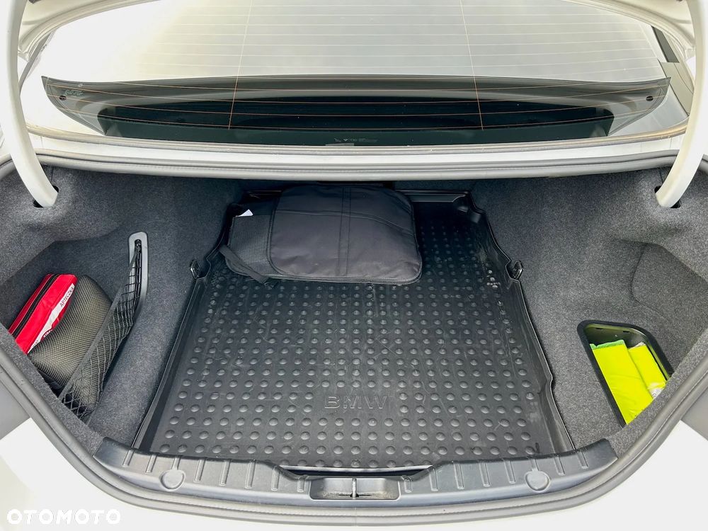 BMW Seria 5 535i Sport-Aut - 36