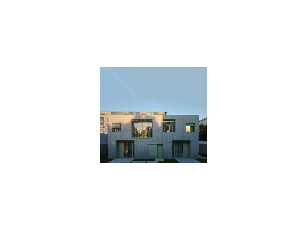 Moradia T2+1 com Terraço e Jardim, com 3 lugares de garagem - Grande imagem: 2/34