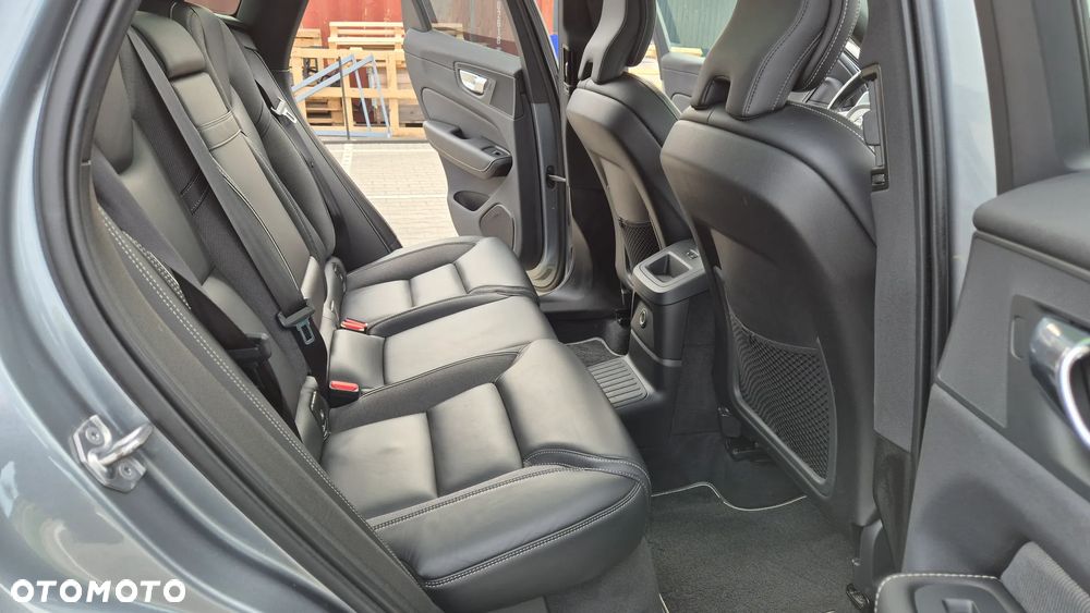Volvo XC 60 T8 AWD Plug-In Hybrid R-Design - 35