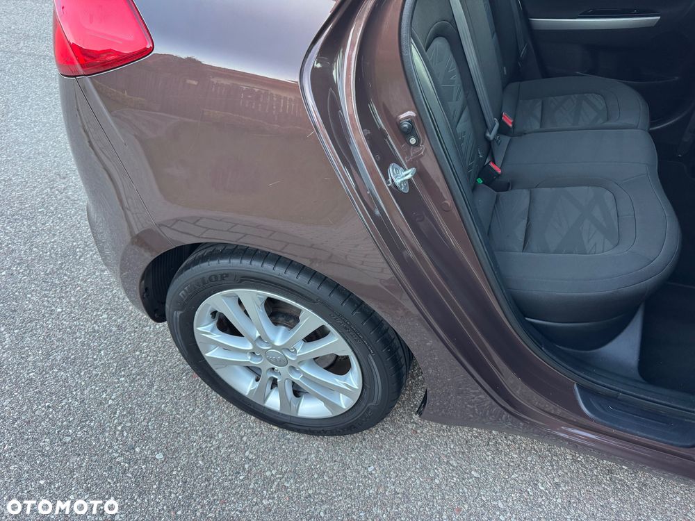 Kia Ceed - 32