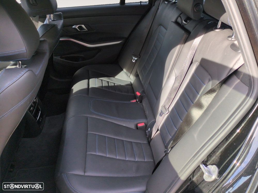 BMW 320 d Touring Pack Desportivo M Auto - 13