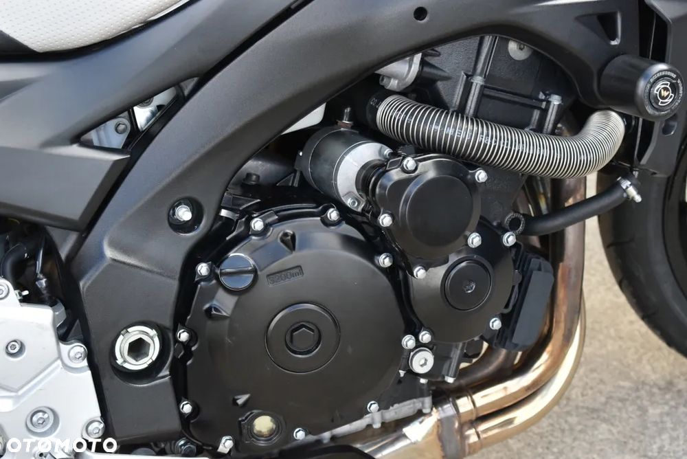 Suzuki GSR - 35