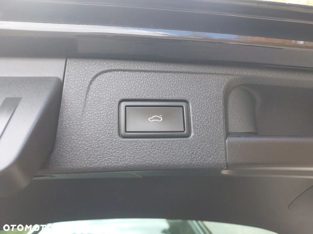 Volkswagen Passat Variant 2.0 TDI SCR DSG 4Motion Elegance - 16