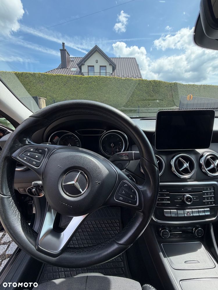Mercedes-Benz GLA 180 d 7G-DCT - 10