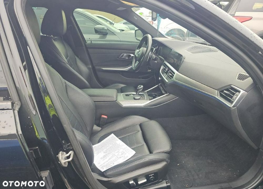 BMW Seria 3 330i xDrive M Sport - 9