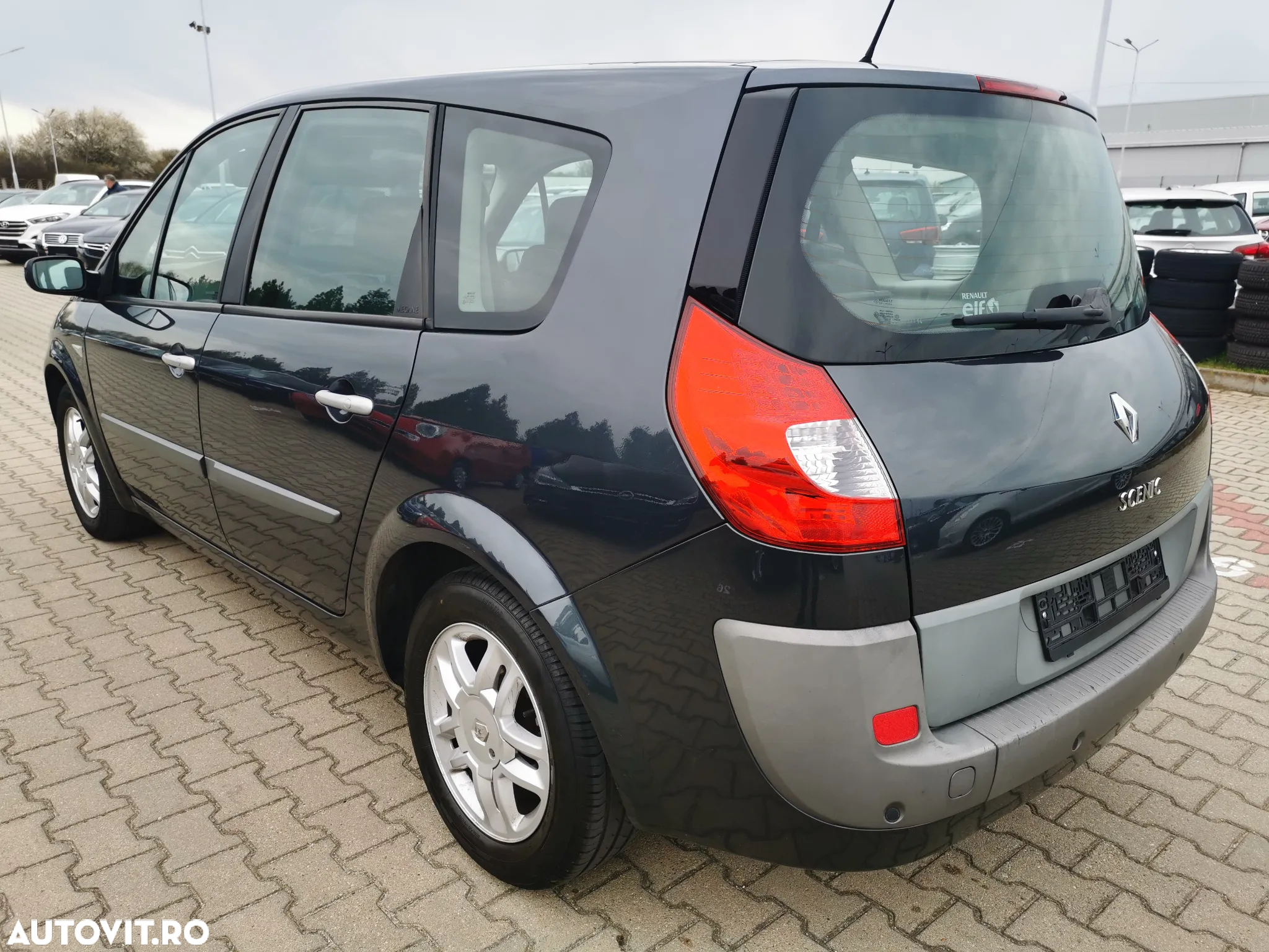 Renault Grand Scenic 1.9 dCi FAP Dynamique - 4