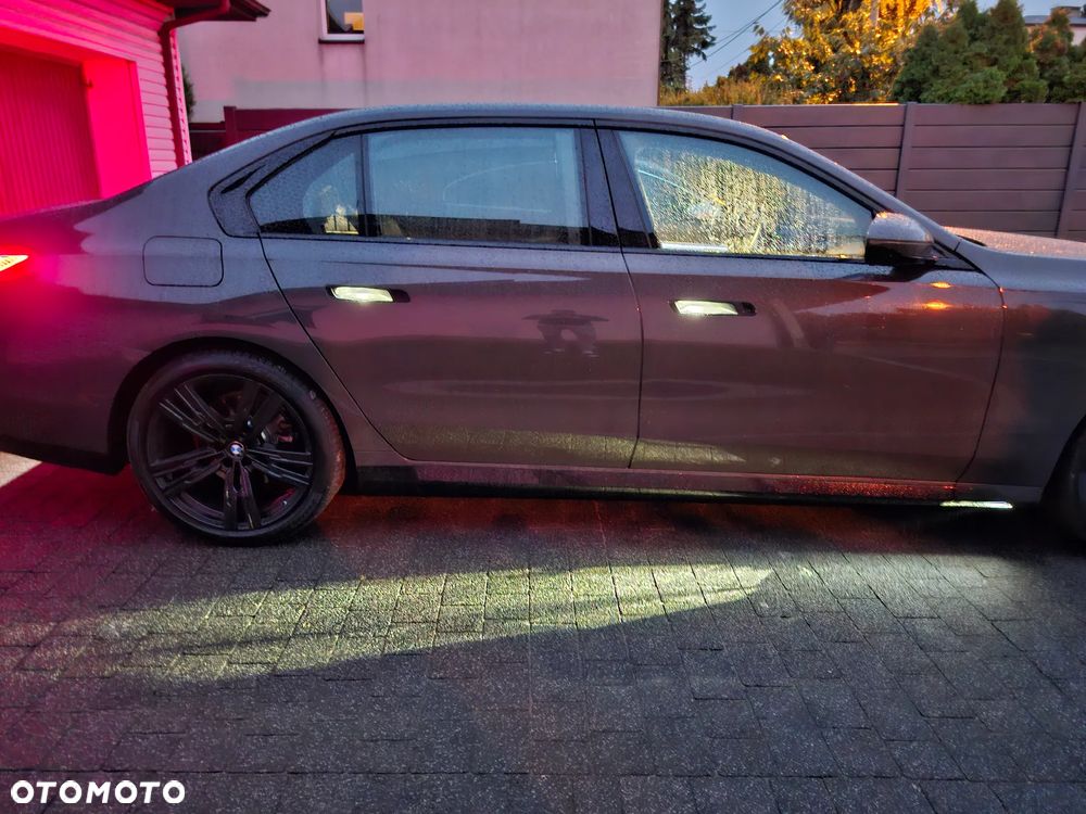 BMW Seria 7 - 32