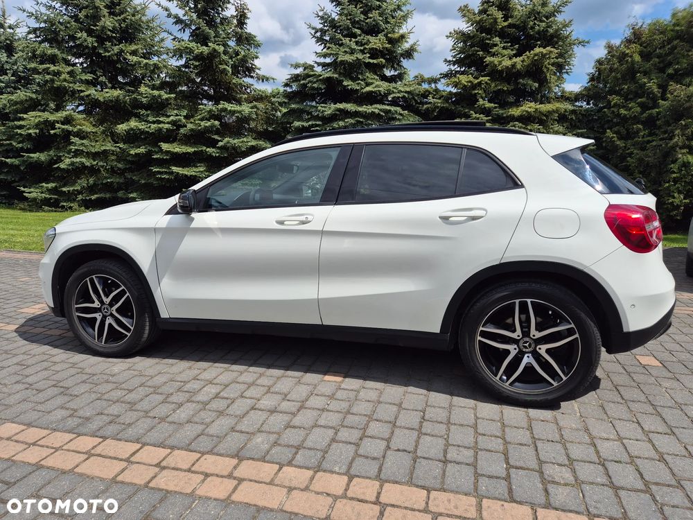 Mercedes-Benz GLA 200 Urban - 12