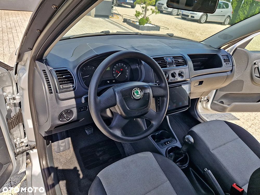Skoda Fabia 1.2 HTP Cool Colour Edition - 4