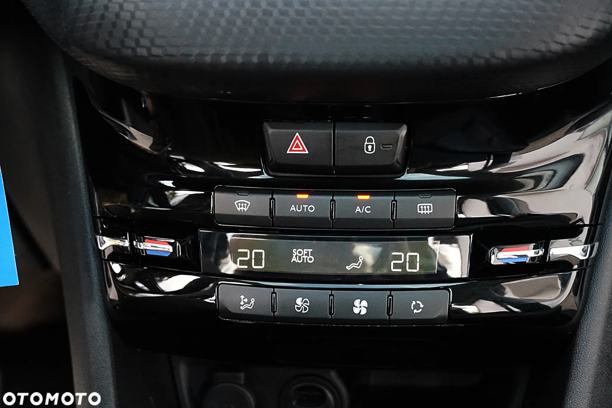 Peugeot 208 - 34