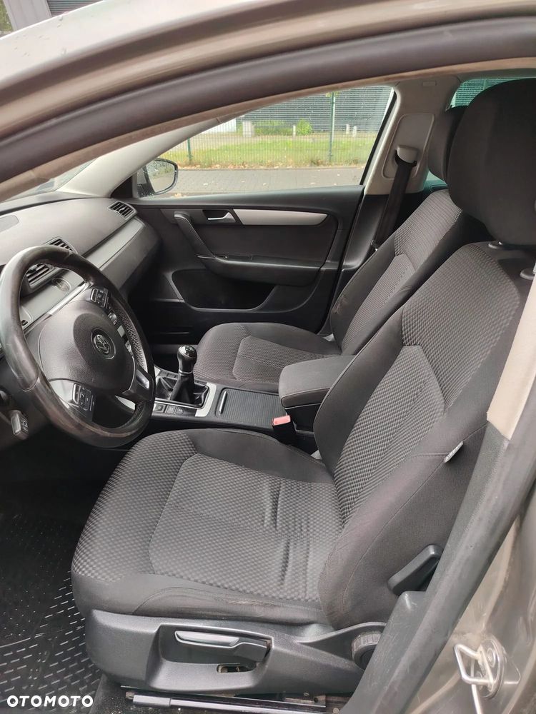 Volkswagen Passat - 16