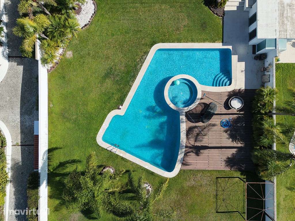 Moradia T4 inserida em generoso lote com piscina e 4 suites na Verd... - Grande imagem: 3/32